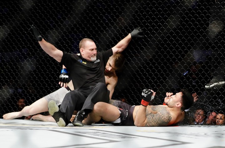 K zemi padli obaja. Kuriózna výmena hákov v MMA